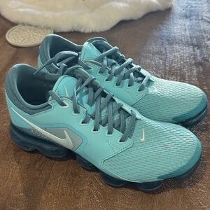 KIDS NIKE AIR VAPORMAX GRADE SCHOOL SIZE 5.5Y SIZE 7 WOMEN